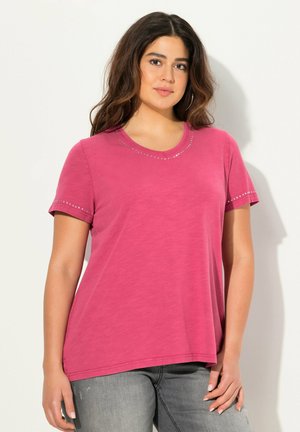 Rosa Kurzarm-T-Shirt mit Rundhalsausschnitt, verziert mit metallischen Akzenten entlang des Kragens und der Ärmel, aus einem weichen, strukturierten Stoff hergestellt.