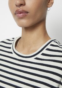 Marc O'Polo DENIM SHORTSLEEVE - T-shirts med print - offwhite_multi_01