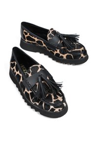 Mokasyny w leopardzi wzór z czarnymi skórzanymi akcentami, z frędzlami, teksturowaną cholewką oraz gumową podeszwą w zygzak dla lepszej przyczepności.