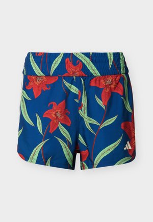 Shorts de sport bleus avec motifs de fleurs de lys rouges et feuilles vertes, taille élastique et logo Adidas blanc sur la partie inférieure de la jambe droite.