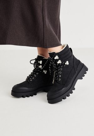 Enkellaarsjes met plateauzool - black