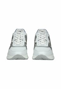 Scarpe da ginnastica bianche con accenti argentati, pannelli laterali testurizzati e dettagli grigi a contrasto. Presentano lacci bianchi e suole morbide.