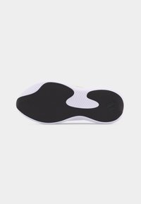 Semelle d'une chaussure de sport avec une bande de roulement en caoutchouc noir et blanc, présentant une surface texturée antidérapante et un logo de marque en relief sur la zone du talon.