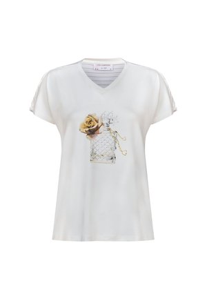 Biała bluzka z krótkim rękawem i dekoltem w serek, z nadrukiem przedstawiającym przezroczystą butelkę, złoty łańcuch i beżową różę na piersi.