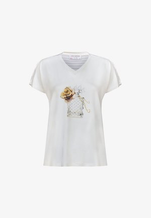 Biała bluzka z krótkim rękawem i dekoltem w serek, z nadrukiem przedstawiającym przezroczystą butelkę, złoty łańcuch i beżową różę na piersi.