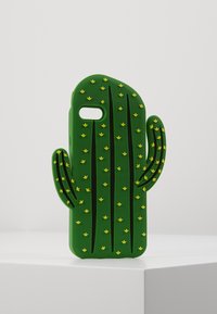 Coque de téléphone en forme de cactus vert avec des accents de fleurs jaunes et une surface texturée ; comprend des découpes pour l'appareil photo et les boutons.
