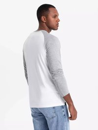 Langarm-T-Shirt mit einem weißen Körper und hellgrauen Raglanärmeln. Weicher Stoff, lockere Passform und sichtbare Nähte.