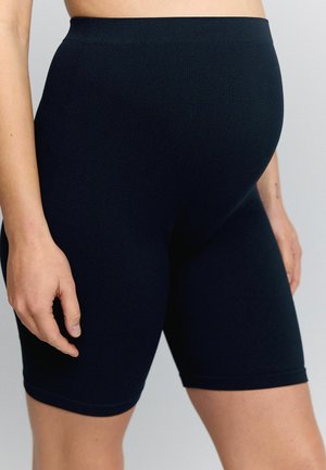 Shorts de maternité noirs à côtes avec une coupe ajustée, dotés d'une taille lisse et d'une longueur mi-cuisse. Fabriqués à partir d'un tissu extensible et doux.