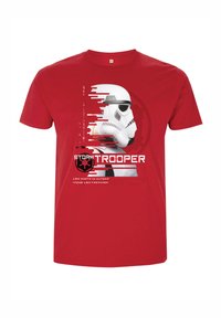 Czerwona bawełniana koszulka z nadrukiem hełmu szturmowca z efektami cyfrowymi oraz tekstem "STORMTROOPER" na przodzie.