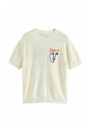 Crèmekleurig kortemouwtextuurgebreid T-shirt met abstract paars gezicht en rode tekst "Picasso" geborduurd op de linkerborst.