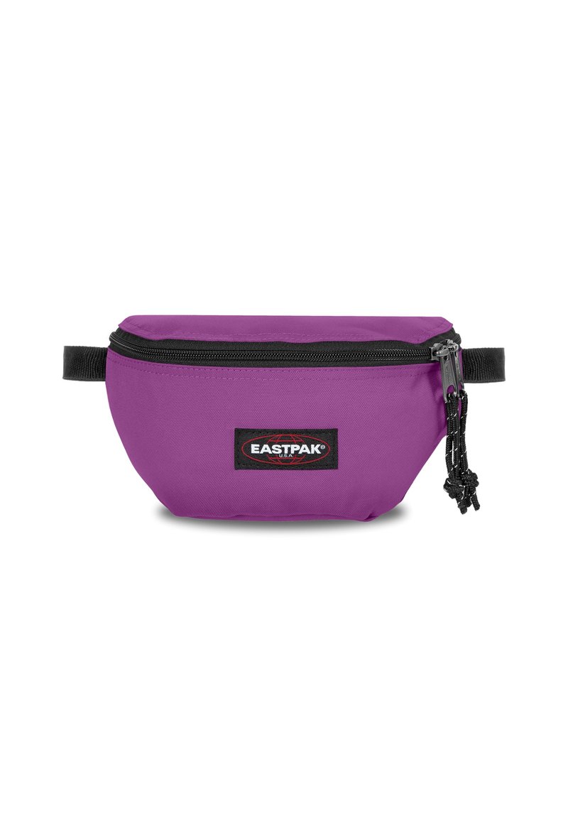 Violetti Eastpak vyölaukku, joka on valmistettu kestävästä kankaasta; siinä on musta vetoketju ja logopatch, sekä säädettävä hihna turvallista käyttöä varten.