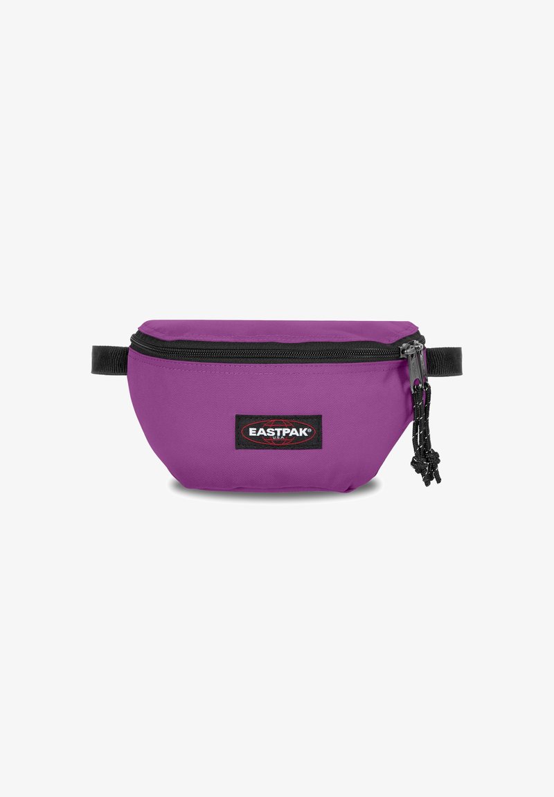 Violetti Eastpak vyölaukku, joka on valmistettu kestävästä kankaasta; siinä on musta vetoketju ja logopatch, sekä säädettävä hihna turvallista käyttöä varten.