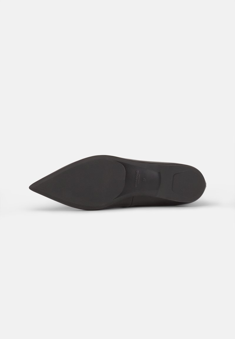 Scarpa nera con tacco alto, design a punta, texture liscia e suola elegante. Presenta un logo sottile sulla soletta.