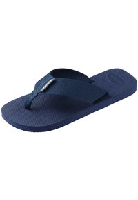 Tamsiai mėlyni guminių šlepečių flip-flop modelis su tekstūruotu padu, audinio dirželiu ir plonu kojų pirštu. Ant dirželio yra logotipas.