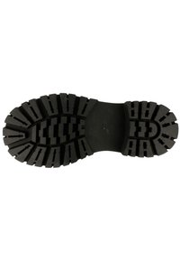 Suela de goma negra con un patrón de relieve resistente, que presenta surcos y crestas profundos para la tracción. Superficie lisa en el área central.