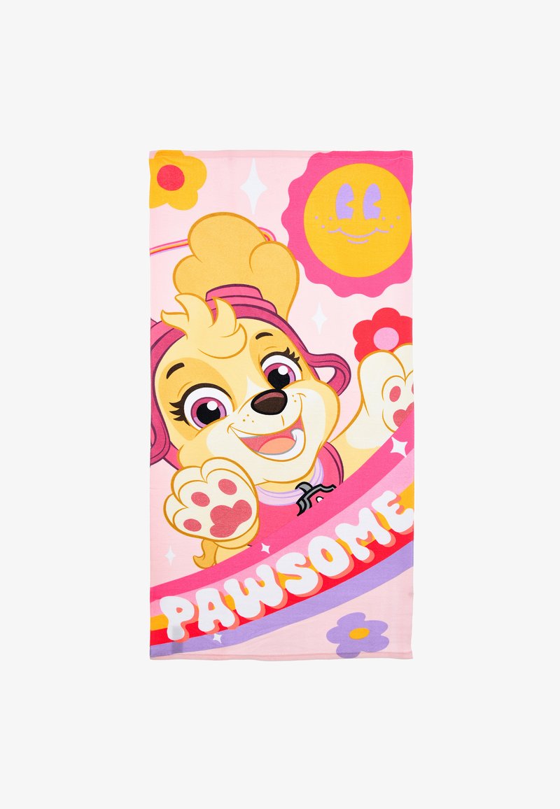 Toalla de playa rosa con un perro de dibujos animados de pelaje amarillento claro. El diseño incluye flores y el texto "PAWSOME" en letras blancas en negrita.