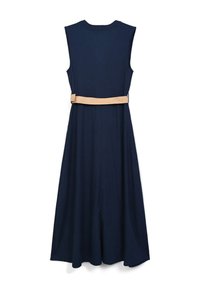 Abito senza maniche di colore navy con corpino aderente e gonna ampia, caratterizzato da una cintura in tessuto beige in vita. Texture morbida e design semplice.