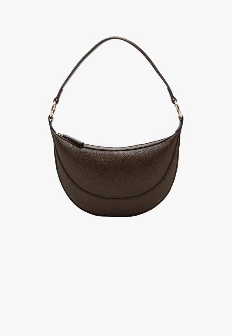 Rjava usnjena torbica s ukrivljeno obliko, ki ima en trak in zlate kovinske dodatke. Zadrga na vrhu.