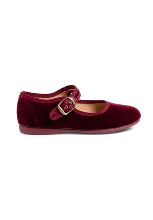 Zamszowy bordowy but Mary Jane z zaokrąglonym noskiem, niską, płaską podeszwą i regulowanym paskiem z złotą klamrą.