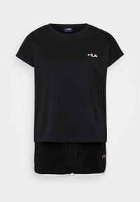 Melnas kokvilnas T-krekls ar īsām piedurknēm un apaļu apkakli, ar mazu sarkanu un baltu FILA logo. Pārī ar melniem flīsa šortiem.
