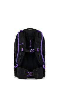 Schwarzer Rucksack mit lila Akzenten, ausgestattet mit gepolsterten Schulterriemen, einem oberen Griff und verstellbaren Schnallen. Robustes Material mit Netzpolsterung.