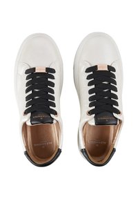 Sneakers in pelle bianca con lacci neri, punta rotonda e tallone nero a contrasto. Presentano accenti del logo dorato e una superficie liscia.