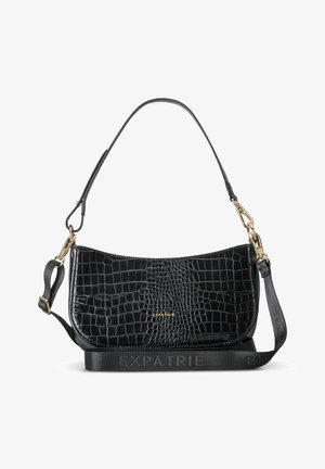 Sac en cuir noir embossé crocodile avec un logo doré, présentant une forme de croissant lisse, une bandoulière amovible et des accents en métal doré.