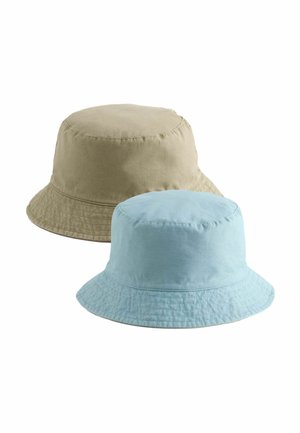 Zwei schlichte Baumwoll-Bucket-Hüte, einer beige und einer hellblau, auf weißem Hintergrund präsentiert.