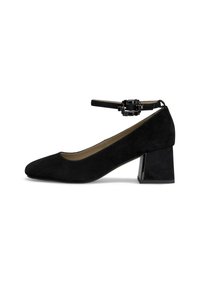 Scarpa nera in suede con tacco a blocco e punta arrotondata, cinturino alla caviglia con una fibbia decorativa e una superficie texturizzata.
