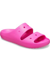 Rosa sky sandal laget av teksturert skum, med to brede horisontale stropper med ventilasjonsåpninger, og en gummisåle for grep.