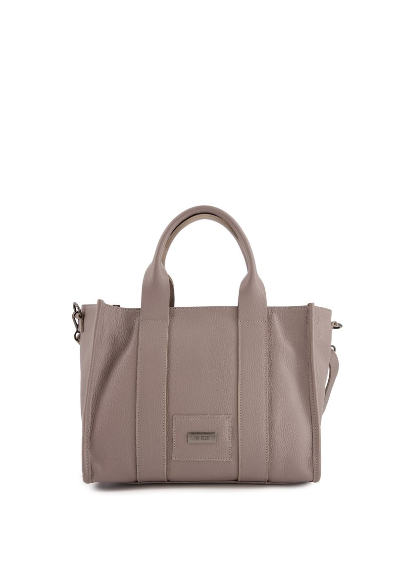 Taupe Lederhandtasche mit doppelten oberen Griffen, verstellbarem Schulterriemen und rechteckiger Form. Verfügt über ein Logo-Plakette auf der Vorderseite und eine strukturierte Oberfläche.