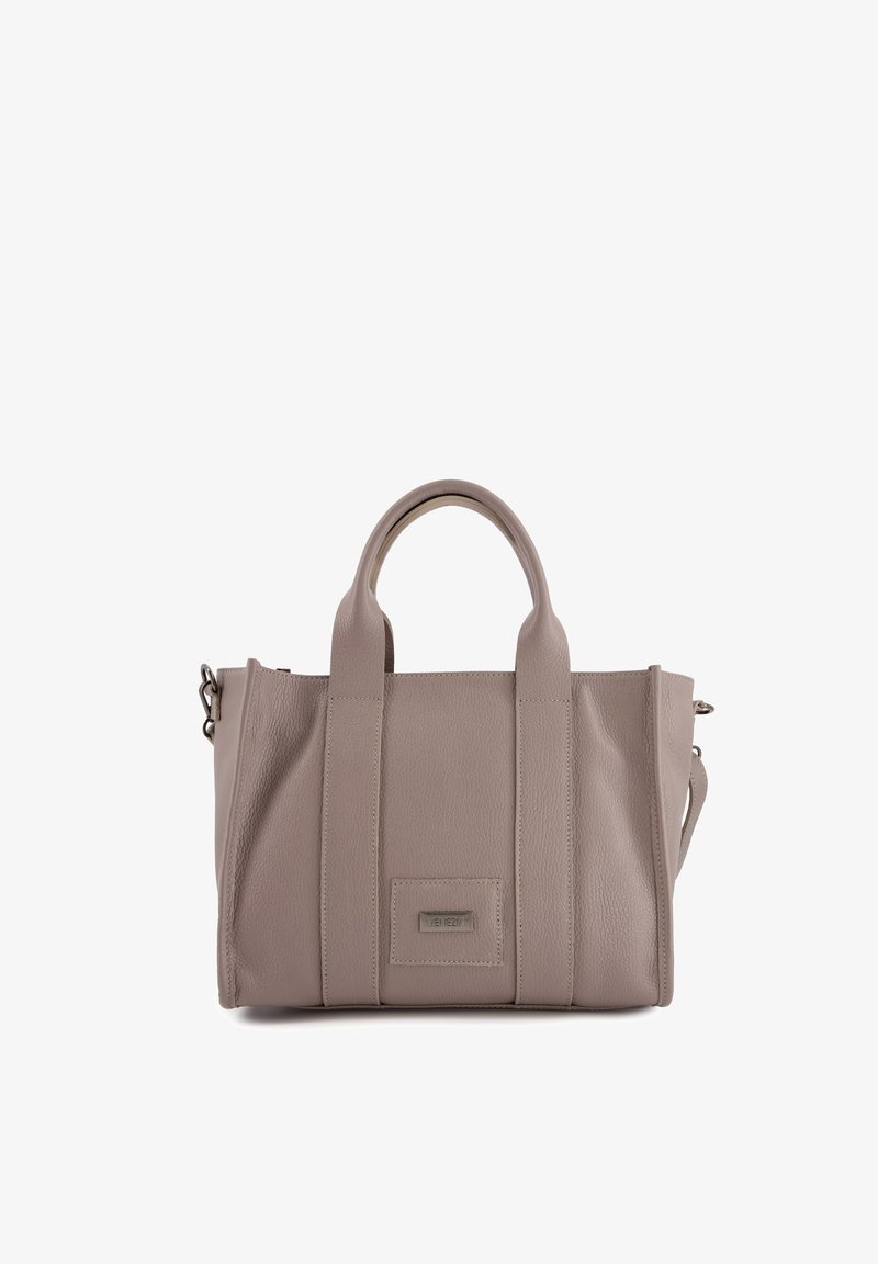 Sac en cuir taupe avec deux poignées supérieures, bandoulière réglable et forme rectangulaire. Présente une plaque logo à l'avant et une surface texturée.