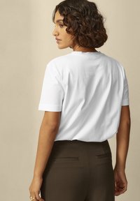 Ellos Collection ESTER - Camiseta básica - weiß