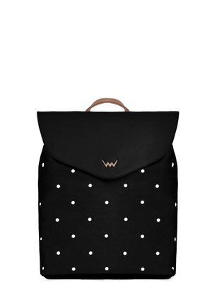 Schwarzer Rucksack mit Klappe, der weiße Punkte und einen braunen Griff hat. Beinhaltet ein eingestelltes Logo auf der Vorderseite. Strukturierter Stoff.