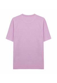 Camiseta de manga corta en algodón color púrpura claro, con cuello redondo y la parte posterior lisa sin patrones ni gráficos.