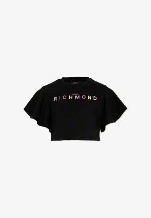 Czarny krótki t-shirt z szerokimi, falującymi rękawami i napisem "JOHN RICHMOND" w wielokolorowych literach na piersi.