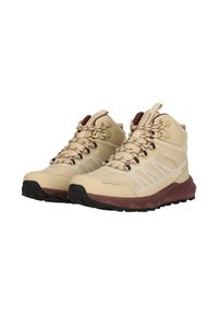 Beige vandtætte vandrestøvler med en tekstureret overdel, forstærket hæl, gummisål med godt greb og maroon detaljer på snørebånd og branding.