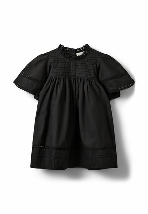 Čierne krátke šaty s čipkovanou ozdobou na výstrihu, rukávoch a leme, s plisovaným živôtikom a nazbieraným pásom pre voľný strih.