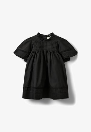 Črna obleka s kratkimi rokavi in čipkastim robom na izrezu, rokavih in spodnjem delu, z gubanim zgornjim delom in nabranim pasom za ohlapen kroj.