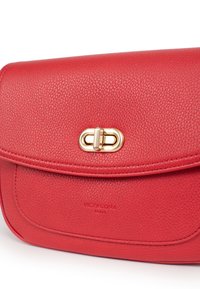 Borsa in pelle rossa con superficie testurizzata, chiusura con fibbia in oro e chiusura a patta. "Hexagona Paris" impresso sul davanti.