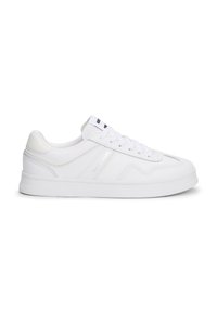 Sneaker blanche en matériau lisse imitant le cuir, à bout rond, design à lacets, finition discrète sur le côté et semelle en caoutchouc blanc texturé.