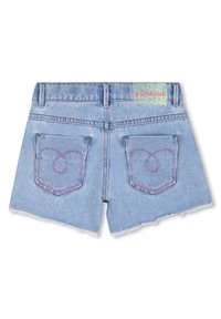Ανοιχτό μπλε τζιν σορτς με ξεφτισμένο τελείωμα, με δύο τσέπες σε σχήμα καρδιάς ραμμένες με ροζ νήμα και ολογραφική ετικέτα μάρκας στο πίσω μέρος.