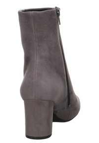 Harmaa mokkaboots, jossa on tekstuuripinta, sivuvetoketju ja paksu korko, pyöreä varvas ja sileä siluetti.