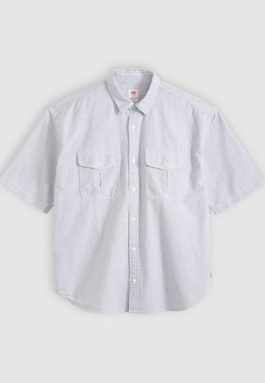 Košeľa s krátkym rukávom, svetlosivá s bielymi vertikálnymi pruhmi, zapínaná na gombíky, s dvoma prednými vreckami s chlopňami a klasickým golierom.
