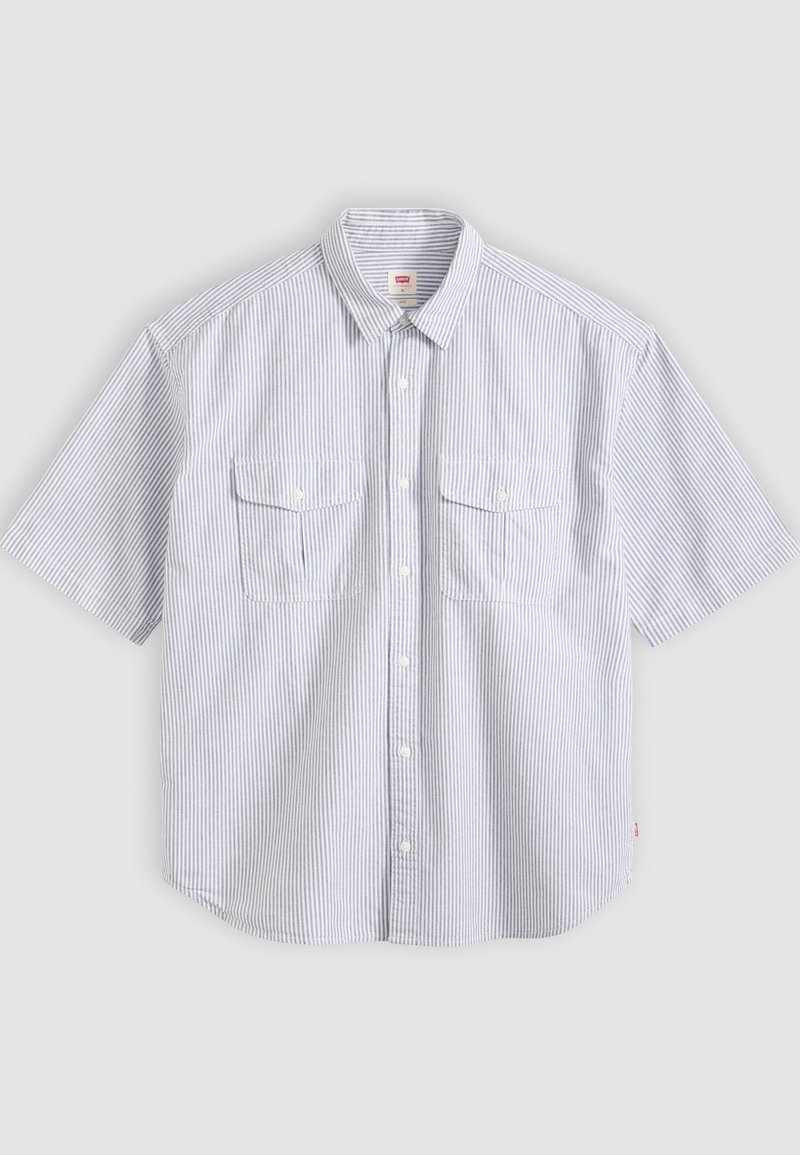 Chemise à manches courtes, rayures verticales grises claires et blanches, boutonnée sur le devant, avec deux poches à rabat et un col classique.