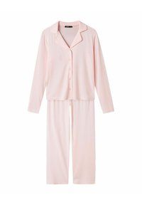 Pink pyjamasæt med en knap-op langærmet top med krave og matchende lange bukser, lavet af blødt, tekstureret stof.