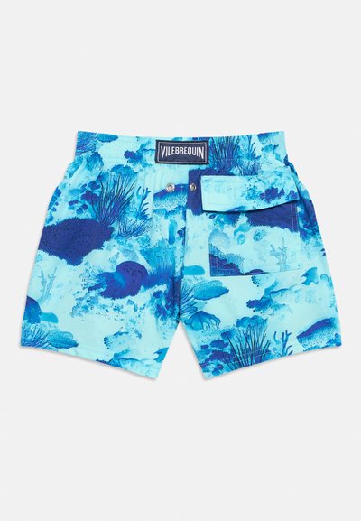 Ανοιχτό μπλε μαγιό σορτς με σκούρο μπλε μοτίβο υποβρύχιου κοραλλιογενούς υφαλοκρηπίδας, ελαστική μέση, πίσω τσέπη με καπάκι και ετικέτα με το λογότυπο Vilebrequin πάνω από την τσέπη.