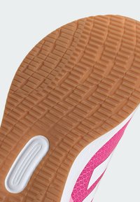 Semelle en caoutchouc avec une adhérence texturée, dotée d'un dessus en maille rose avec des accents blancs et un logo latéral distinctif. Design à bout rond.
