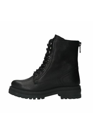 Zwarte leren enkelboot met een gestructureerde afwerking, vetersluiting voor, ritssluiting en een dikke, robuuste zool voor grip.