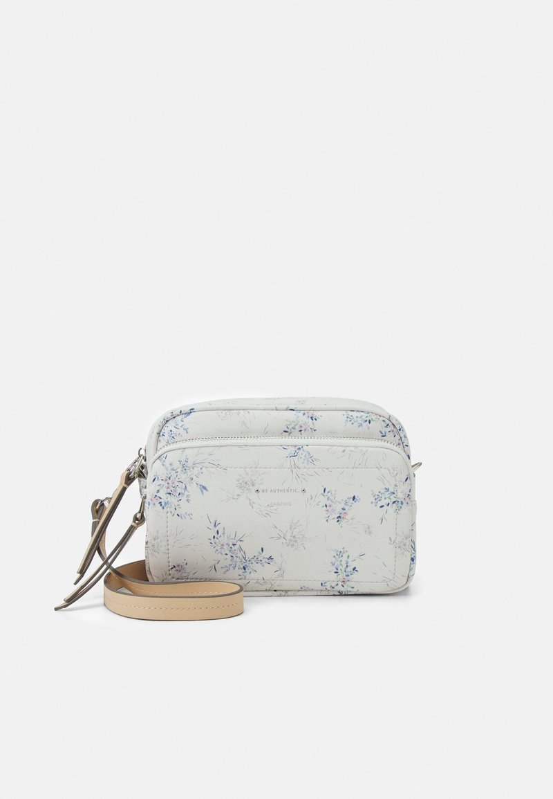 Blomsterpræget crossbody-taske i hvidt materiale med to lynlåslommer og en aftagelig beige rem. Har en glat tekstur og funktionelt design.